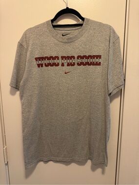 Nike Arkansas Razorbacks “Woo Pig Sooie” Adult Small Gray T-Shirt Loose Fit NCAA